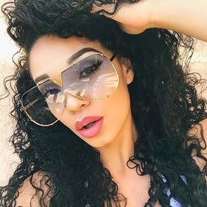 SUNGLASSES / SUNSHADES